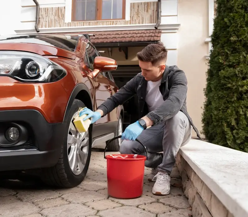 Lavage auto à domicile Touët-de-l'Escarène : professionnel intervenant sur un véhicule